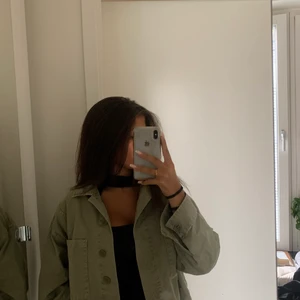 Militär grön höstjacka - Så fin jacka fr zara perfekt att ha nu under hösten ! 