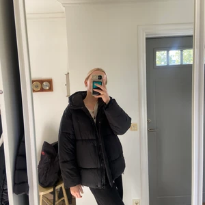 Vinterjacka  - Oversized vinterjacka från monki, köpt förra året så är i bra skick. Köpt för 750 kr men säljer för 400 kr. 