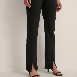 Kostymbyxor med slits - Snygga kostymbyxor med sluta från nakd men får tyvärr ingen användning av dem💕 ord pris 449💕passar mig som är en 36a