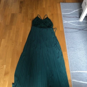 Klänning - Grön klänning från shein som min studier hade på balen. Säljer då den inte kommer till användning. Storlek M men passar även S. Köpt för 500kr, säljer för 200kr + frakt ❤️