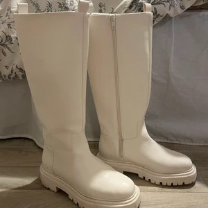 Monki platåstövlar  - Supersnygga platåstövlar som jag köpte från Monki för ett år sen!🫶🏼använt ca 2-3 gånger, de är i storlek 38 men skulle säga att det passar 38-39! Sjukt sköna och trendiga, ord pris 500kr! Köparen står för frakten🤍