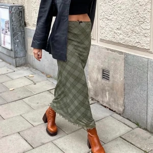 Urban Outfitters-kjol strl M - På grund av flytt säljer jag nu denna fina kjol från Urban outfitters. Köpt här på plick, men aldrig använt TYVÄRR. Två första bilderna är från @hannahylander 🌷✨