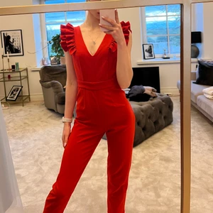 Superfin Jumpsuit  - Säljer denna superfina jumpsuit! Använd max två gånger då jag inte fått tillfället att använda den, ny skick. Väldigt skönt material!! Nypris 200Euro, pris kan diskuteras