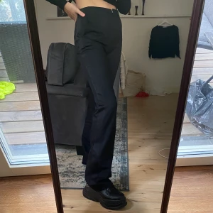 Byxor J.Lindeberg  - Svarta kostymbyxor med ”detalj-rand” längst benet. Hög midja, snygga och stilrena, använt 2-3 gånger. Köpta för ca 1000 kr