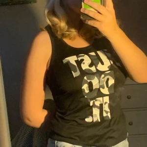 Topp - En tajt topp med träningsmaterial, snygg topp till en ziphoodie och ett par baggyjeans. Bra skick