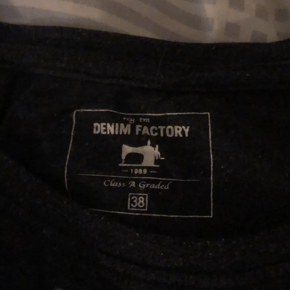 Mörkgrå t-shirt från denim factory! Köparen står för frakten🖤. T-shirts.