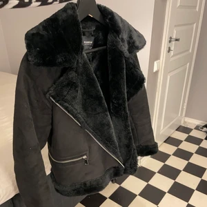 Jacka stl s - Jacka från pull&bear i stl S men är liten i storlek så skulle säga att den sitter som en XS