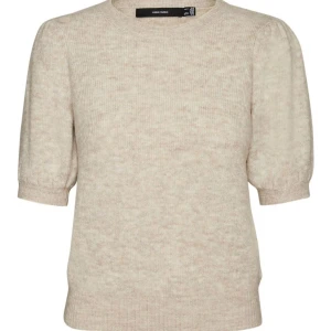 vero moda tröja  - säljer nu min beige/bruna stickade tröja från vero moda.