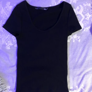 Svart u ringad t shirt  - Svart U ringad t shirt i storlek xs-s. Super bra skick. Frakten diskuteras i dm och betalning sker via Swish. 