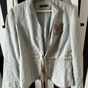 Kavaj  - Ljus kavaj med siden detaljer!  Storl Medium  