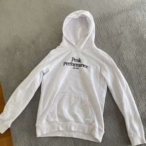 fin vit Peakpreformance hoddie  - En jättefin vit peakpreformance hoddie i strl S säljs. Den köptes i vintras och är använd ca 5 ggr, den är i jätte fint skick och har inga slitningar. Nypris är 650kr men jag säljer för 250kr💕 (köpare står för frakt)