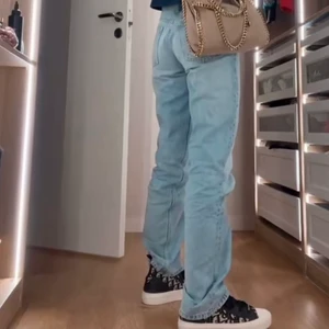 Mid rise zara jeans - Säljer mina jätte fina mid rise jeans köpt från zara. Säljer dem pågrund av att dem blivit för små för mig… inga defekter alls! 💕lånade bilder men skriv gärna om ni vill ha egna bilder😊