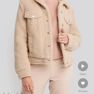 Teddyjacka  - Teddyjacka från Mango! Använd fåtal gånger, som ny. Skriv för fler bilder Nypris 699