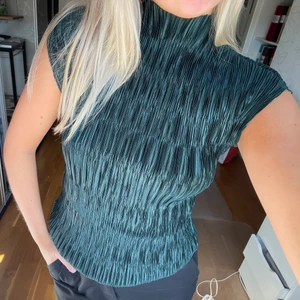 Grön tröja  - Säljer den så fina mörk gröna topp från zara. Aldrig använd då den inte rikigt är min stil. Så skön och stretchig💚💚💚Storlek S