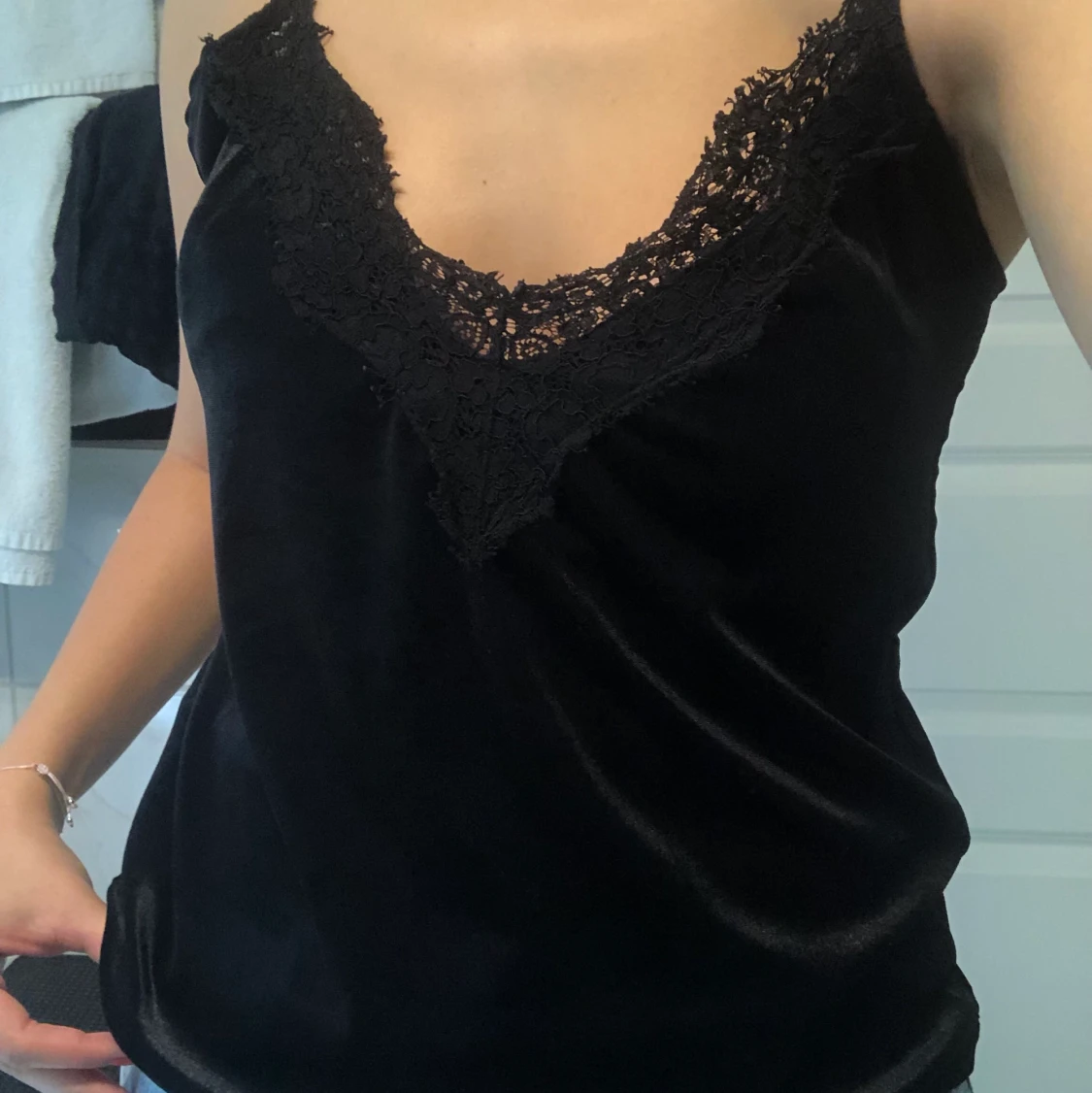 Svart spetslinne i sammet - 90