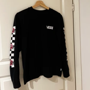 Vans långärmad  - Säljer en knappt använd Vans långärmad tröja i storlek S för 270kr skriv vid intresse köparen står för frakten. 