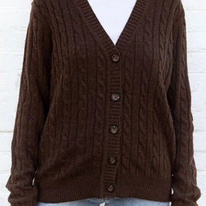 Brandy Melville kofta - Säljer denna jättefina brandy Melville kofta som är perfekt till hösten. Bara använd någon gång och är i jättebra skick🤎