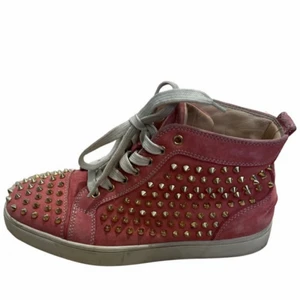 Christian louboutin skor - Säljer mina snygga sneakers från Christian louboutin, i bra skick ! Köpta på vestier, köpbevis finns ! Storlek 40,5 passar mig som har 39/40