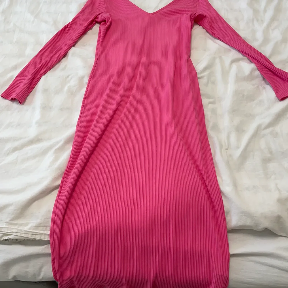 Rosa klänning endast använd 1 kväll, nyskick. . Klänningar.