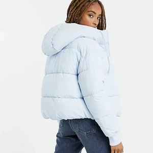 Dunjacka - Pastellblå dunjacka från Monki, sparsamt använd. Kontakta för mer info💓