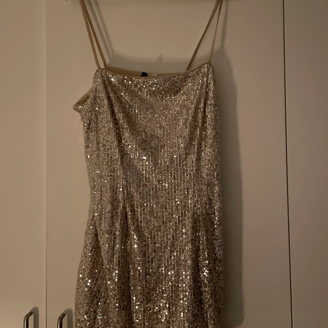 Glittrig klänning