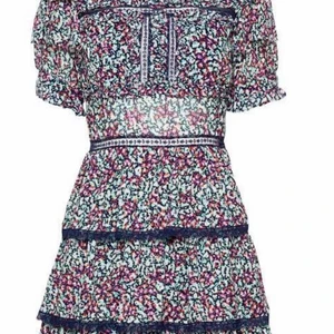 By Malina storlek S - En jättefin smickrande klänning från ByMalina i storlek S 