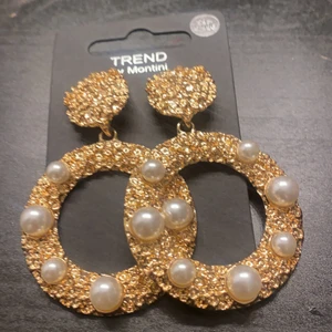 Örhängen  - Säljer dessa örhängen från ur&pen nypris 59 sek säljer för 25 sek ALLDRIG ANVÄNDA!!