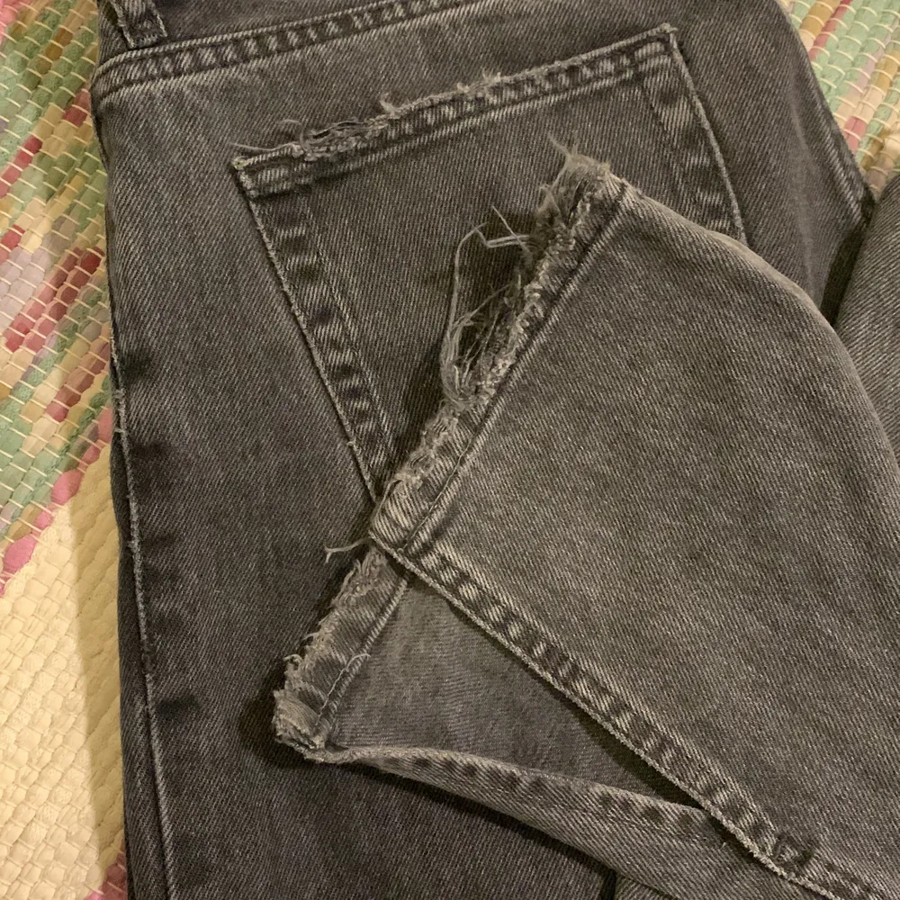 Sköna, lite långa men dunder snygga jeans från Zara. De är mörkgråa och har längst ner ett snitt.. Jeans & Byxor.