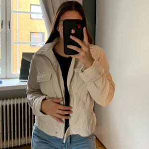 Jacka - Vår/sommarjacka. Använd en gång. Inget slitage. Nypris 599kr.
