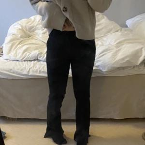 Lågmidjade kostymbyxor  - Dessa populär lågmidjade kostymbyxor från bikbok. För långa för mig som är 160. Använd ett fåtal gånger. Kan diskutera pris!