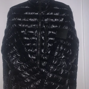 Peak performance jacka - En snygg skinande Peak Performens jacka som passar till hösten, vintern och våren jättebra. Den är som ny och har inga skador🙏  Köparen står för frakt😄    Nypris ca 2500kr