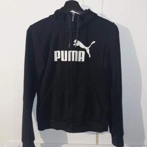 Svart puma hoodie i strl XS. Använd men inga synliga defekter.