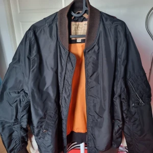 Alpha industries jacka - Har haft denna jackan ett tag nu men den kommer inte längre till användning. Den är i mycket bra skick och har inte använts många gånger.