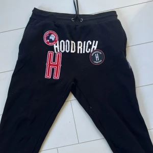 Hoodrich t-shirt och byxor  - Säljer hoodrich byxor och t-shirt, byxorna är i storlek L och tröjan är i M, båda är knappast använda, stick på båda är 8/10, nypris på byxorna är 800 och tröjan är 500 
