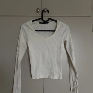 Vit topp - Jättefin vit topp från Lager 157. Har endast provat tröjan. Har inga bilder när jag har den på mig, då den är ganska genomskinlig🤍 Köparen står för frakten.
