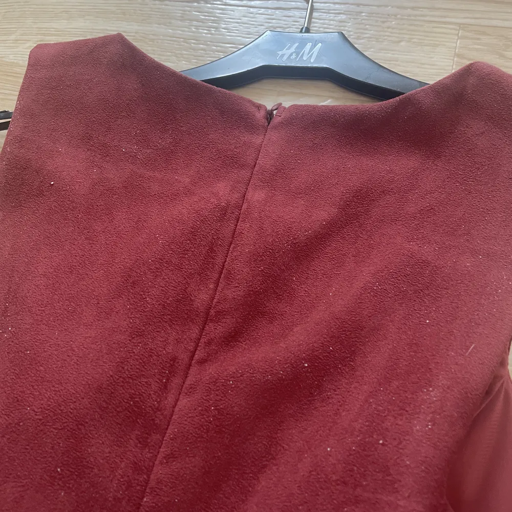 Röd sammetsklänning från forever 21, aldrig använd, lappen kvar. . Klänningar.