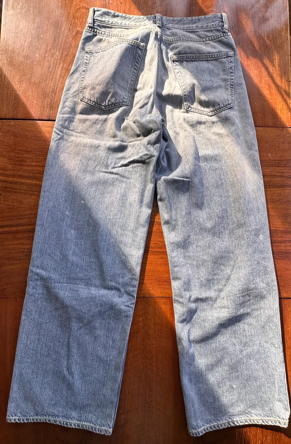 Our Legacy full cut jeans  Storlek: 34 (Stor i storleken) Skick: Nyskick Färg: Blå (smutsblå). Jeans & Byxor.
