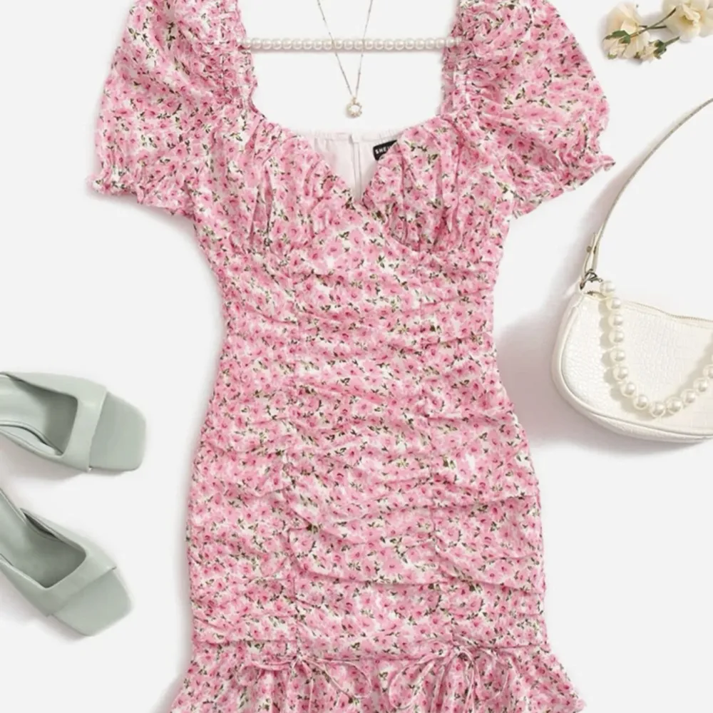 Super söt rosa klänning med blommigt mönster💗 helt oanvänd o säljer då jag köpte den i för liten storlek, köpt från shein🌟kan öppnas med osynlig dragkedja i ryggen (lånad bild)  🌟RESERVERAD🌟. Klänningar.