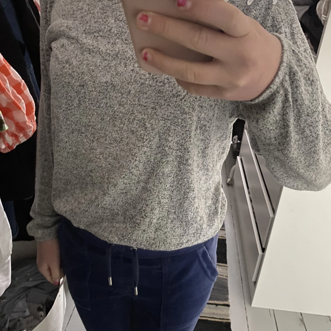 Grå tröja med mönster - 90