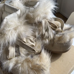 Vinterboots med päls - Moonboots inspirerade boots med fauxfur från Zara, säljes då de inte använts denna säsong, köparen står för frakten💓