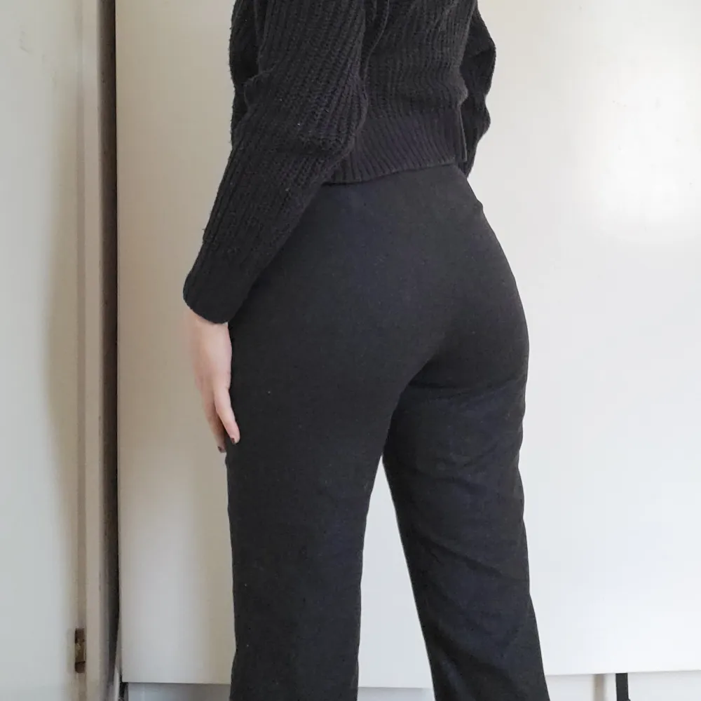 Svarta kostymbyxor. Passar bra på storlek 36 (min storlek) och skulle säkert passa storlek 38. . Jeans & Byxor.