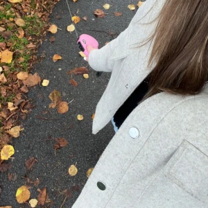 Kort kappa  - Säljer denna korta kappan frpn zara då den inte kommer till användning. Den är perfect nu till våren då den ej är så tjock.  Jackan är köpt för 600kr men priset kan diskuteras. Skriv för intresse eller frågor!💗