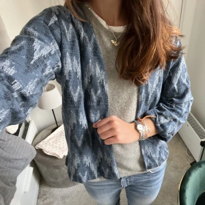 Kofta! - Så fin kofta i missoni liknande mönster med lite kortare ärmar ❤️