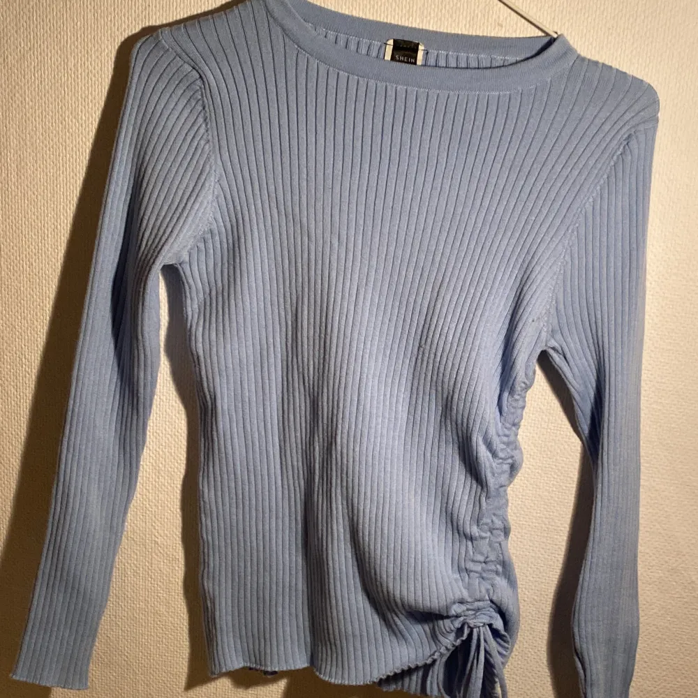 en ljusblå ribbstickad tröja från shein. Har själv köpt den av min kusin, men den är väldigt fint skick. Mjuk och skön och stretchig🤍. Tröjor & Koftor.