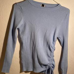 en ljusblå ribbstickad tröja från shein. Har själv köpt den av min kusin, men den är väldigt fint skick. Mjuk och skön och stretchig🤍
