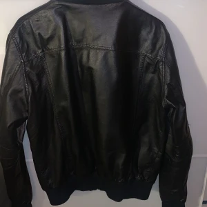 oversized skinnjacka - fett skön skinnjacka, den är i storlek XL och är true to size! Inte använd många gånger och inga synliga defekter. Kragen är stor och bandet vid midjan är brett. älskar denna men behöver pengar😅