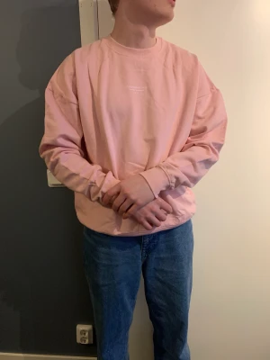 Sweatshirt - Oanvänd sweatshirt. Prislapp kvar på plagget