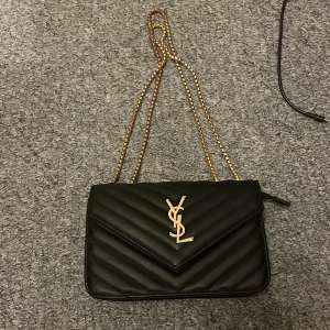 Ysl Väsk  - Vet ej om den är äkta så därför säljer jag billigt. Det är ej använd❤️och fin