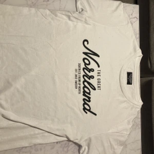 The great Norrland t-shirt vit - Tröjan är som ny! Har bara bytt stil själv. 