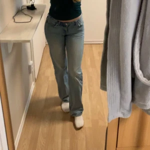 Weekday Low Arrow Jeans - Jeansen är från weekday, modell Low Arrow! W24 L32 Fler frågor eller bilder på dm:)